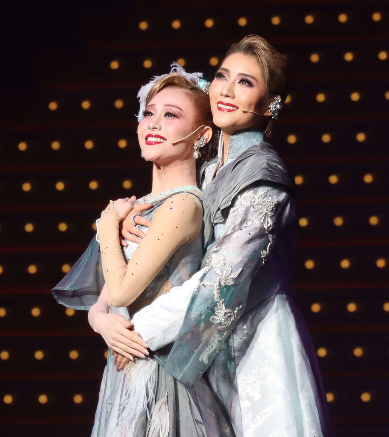 宙組特別公演「Le Grand Escalier－ル・グラン・エスカリエ－」のデュエットダンスで、トップ芹香斗亜（右）がトップ娘役春乃さくらを抱きしめる
