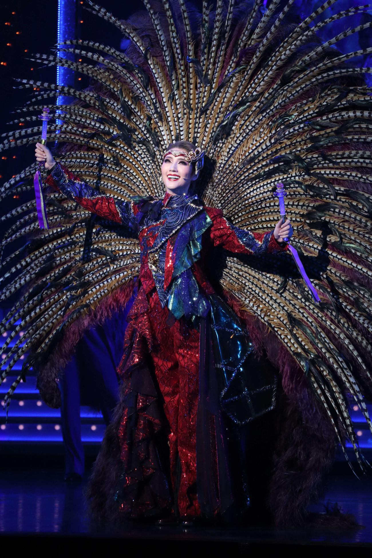 宙組特別公演「Le Grand Escalier－ル・グラン・エスカリエ－」のフィナーレで大羽根を背負うトップ芹香斗亜