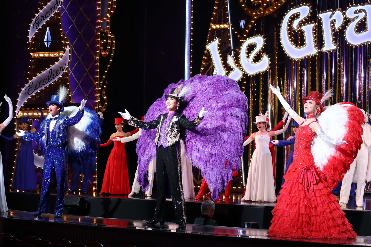 宙組特別公演「Le Grand Escalier－ル・グラン・エスカリエ－」。銀橋で歌う、左から桜木みなと、芹香斗亜、春乃さくら
