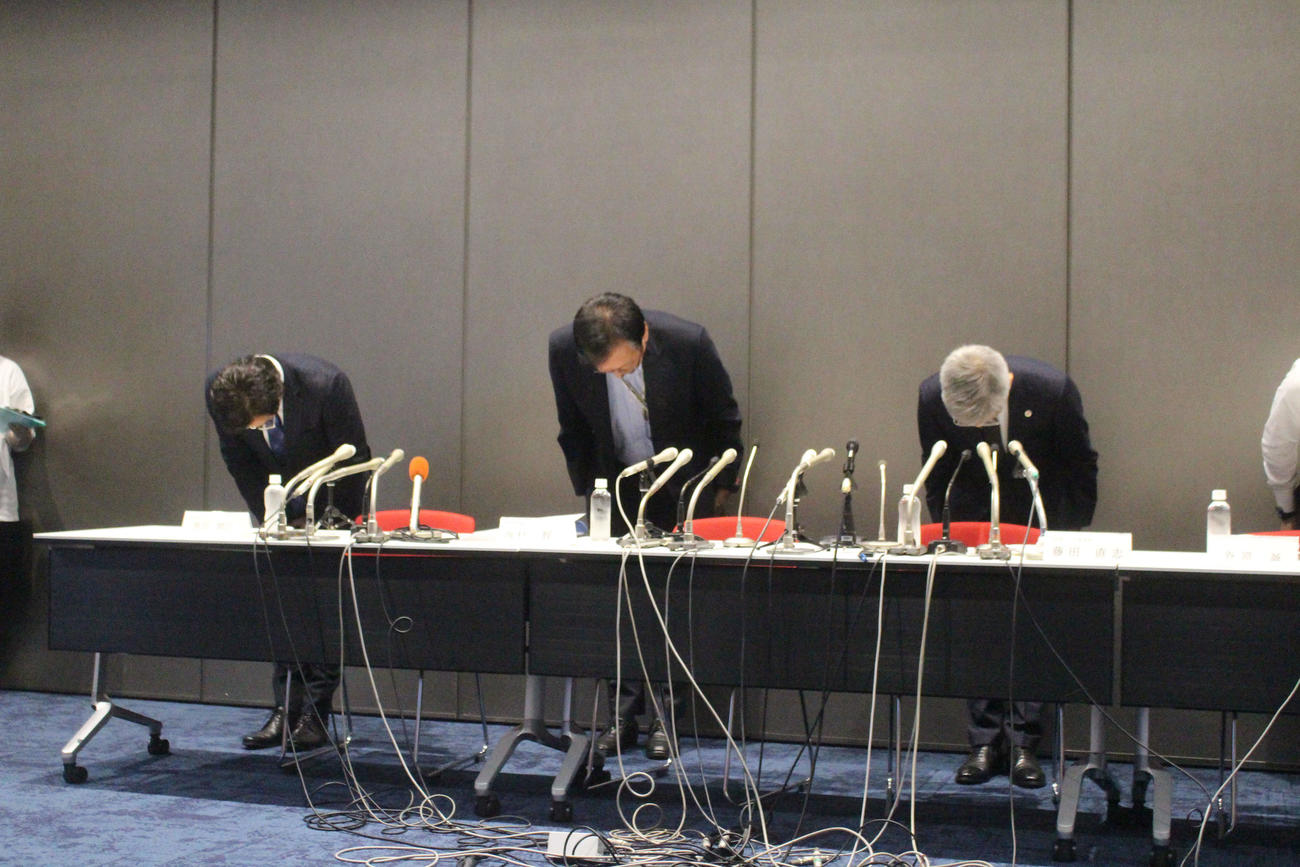 会見の冒頭で頭を下げる原田監督、西村専務理事、藤田会長