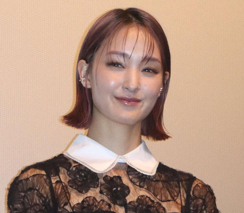 剛力彩芽、初日舞台あいさつは「うれしいのと緊張」席の売れ行きもチェック