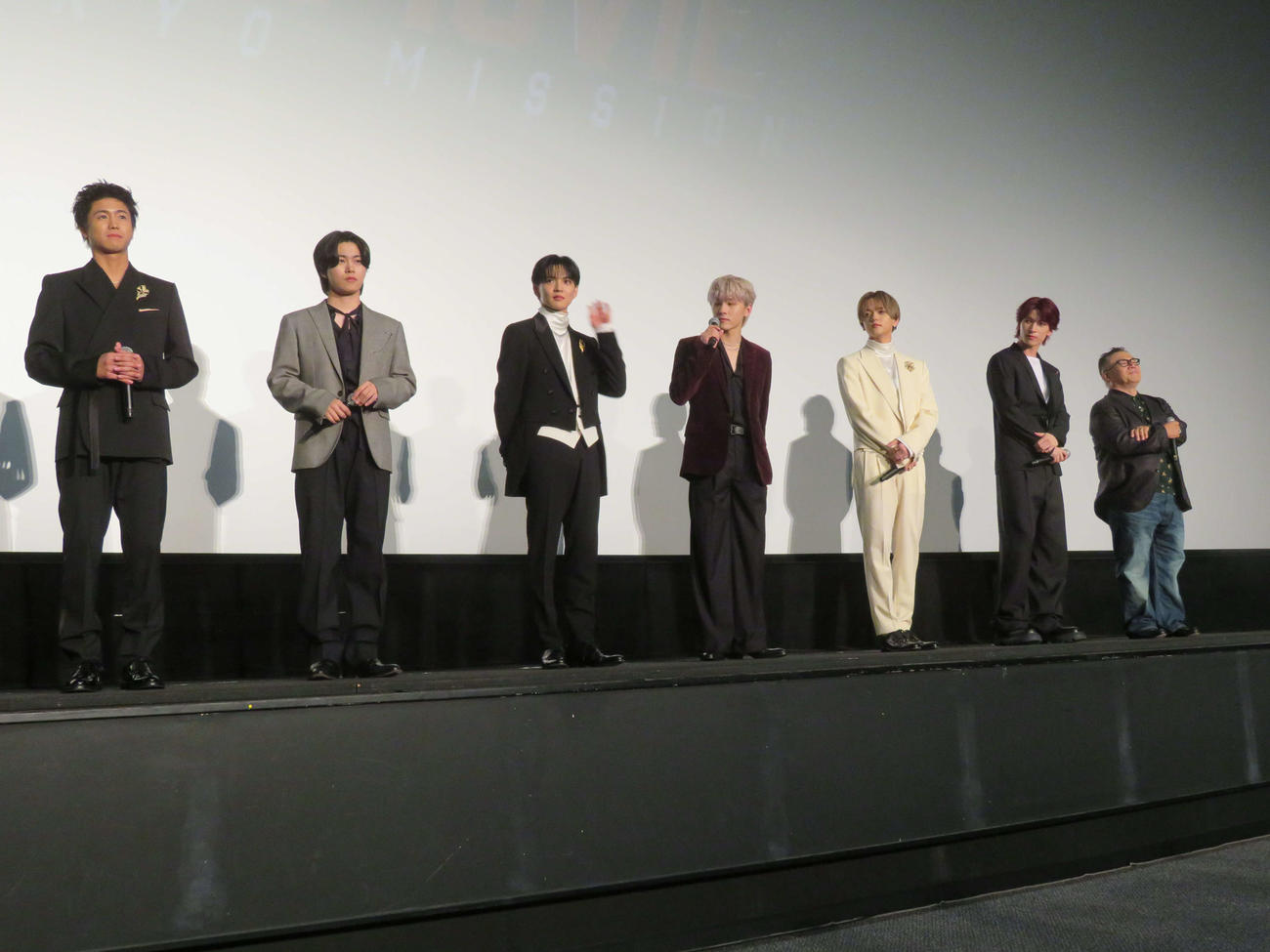 「逃走中　THE MOVIE」初日舞台あいさつに登壇した、左から瀬口黎弥、木全翔也、佐藤大樹、川西拓実、中島颯太、金城碧海、西浦正記監督（撮影・村上幸将）
