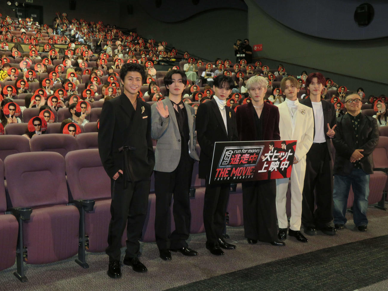 「逃走中　THE MOVIE」初日舞台あいさつに登壇した、左から瀬口黎弥、木全翔也、佐藤大樹、川西拓実、中島颯太、金城碧海、西浦正記監督（撮影・村上幸将）
