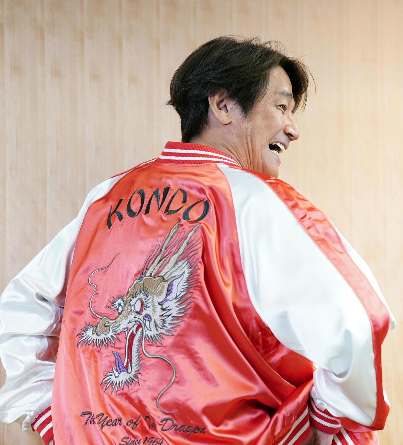 赤いスカジャン姿で会見に臨んだ近藤真彦（撮影・たえ見朱実）