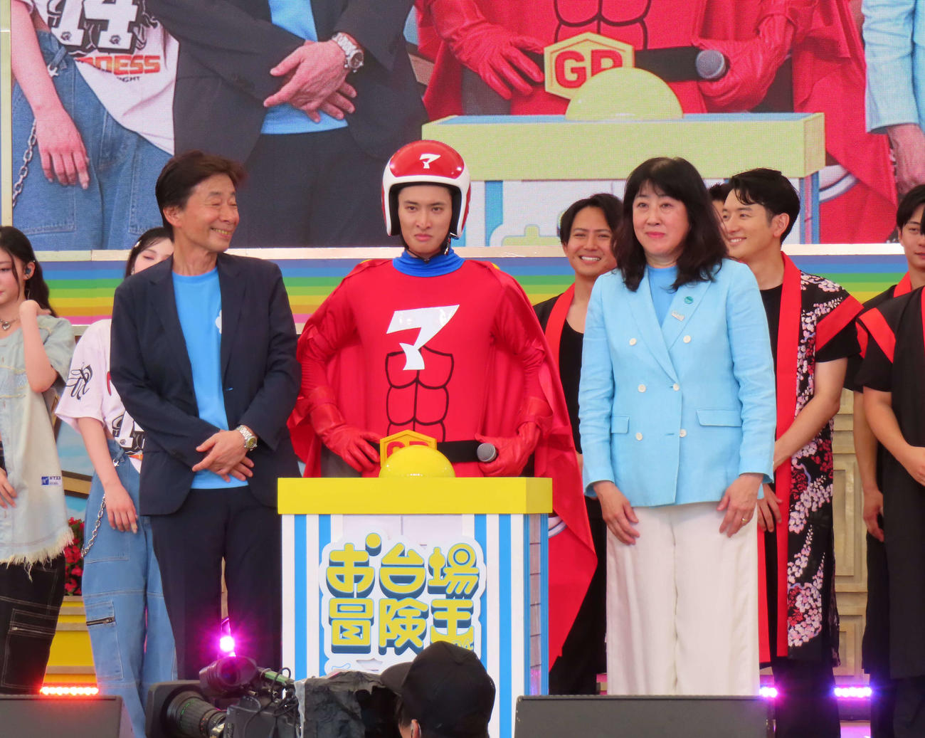 「お台場冒険王2024」オープニングセレモニーに出席したSnow Man向井康二扮（ふん）するマッサマン（中央）ら