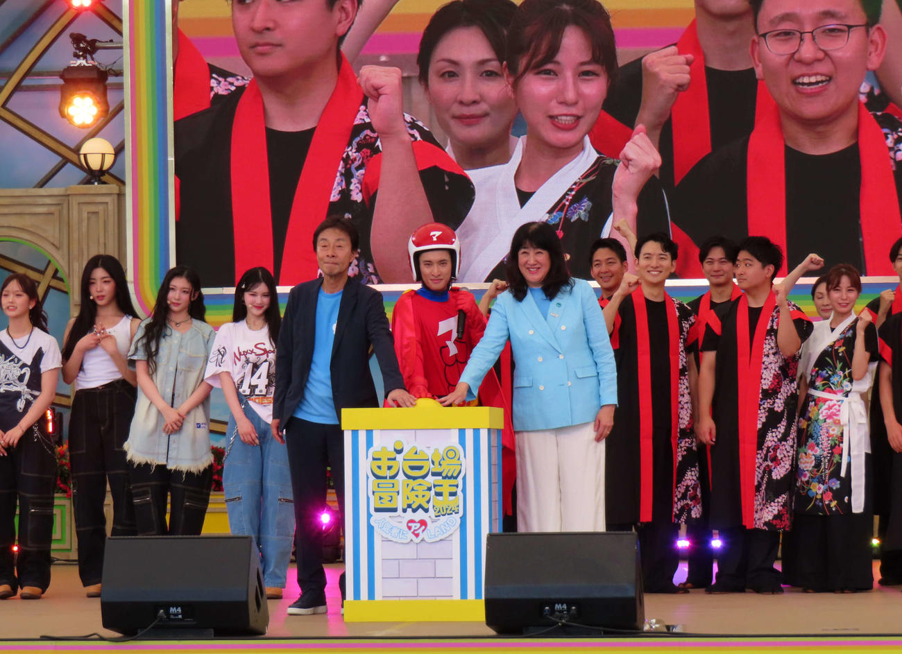 「お台場冒険王2024」オープニングセレモニーに出席したSnow Man向井康二扮（ふん）するマッサマン（中央）ら