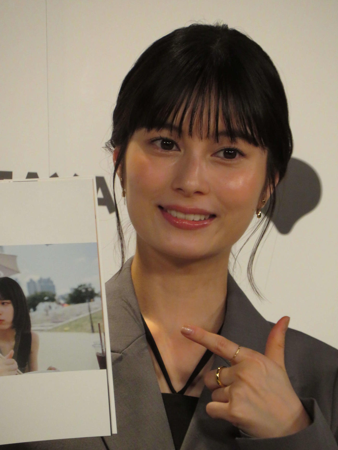 4冊目の写真集「人　隣」発売記念会見に出席した大久保桜子