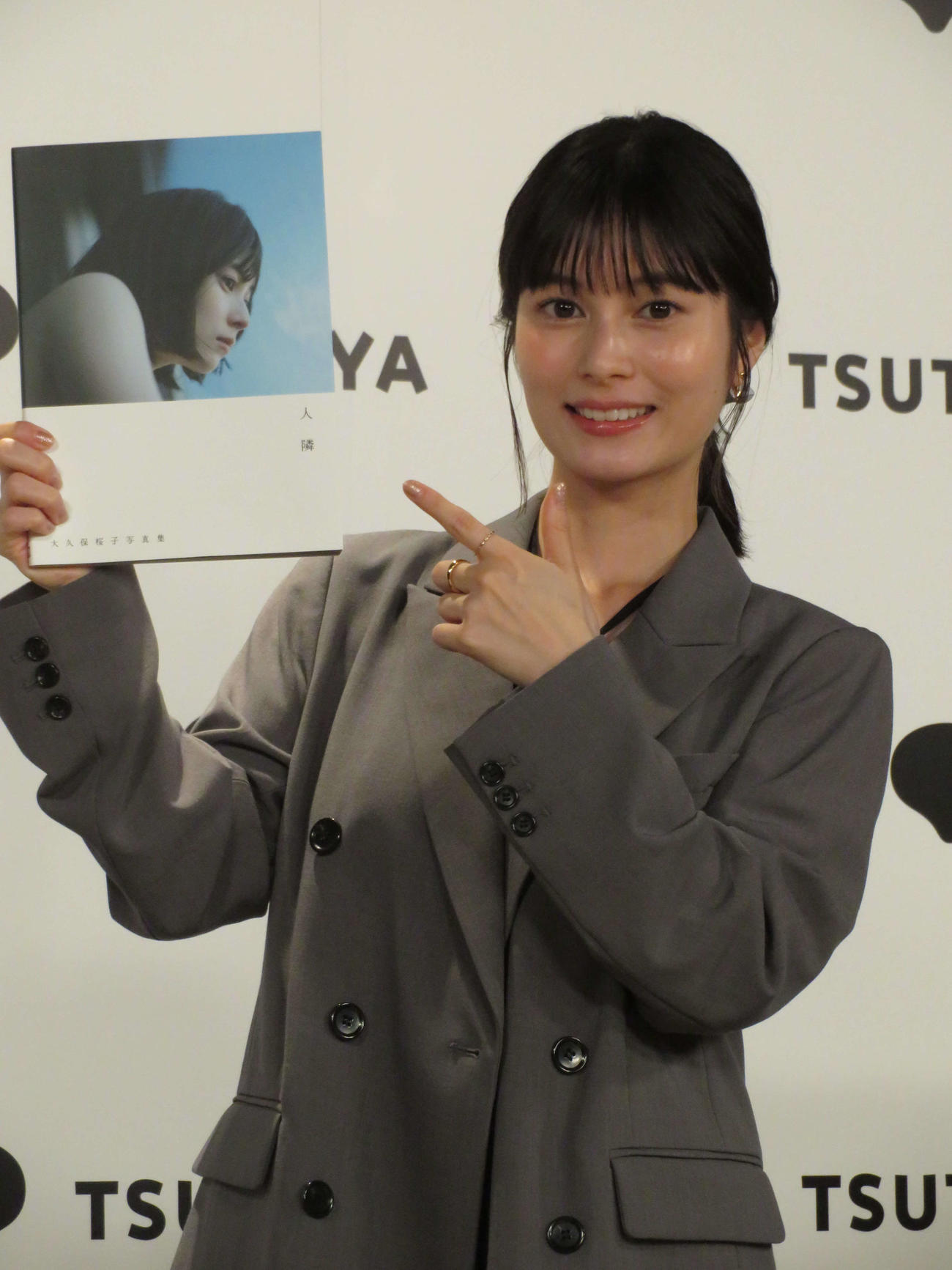 4冊目の写真集「人　隣」発売記念会見に出席した大久保桜子

