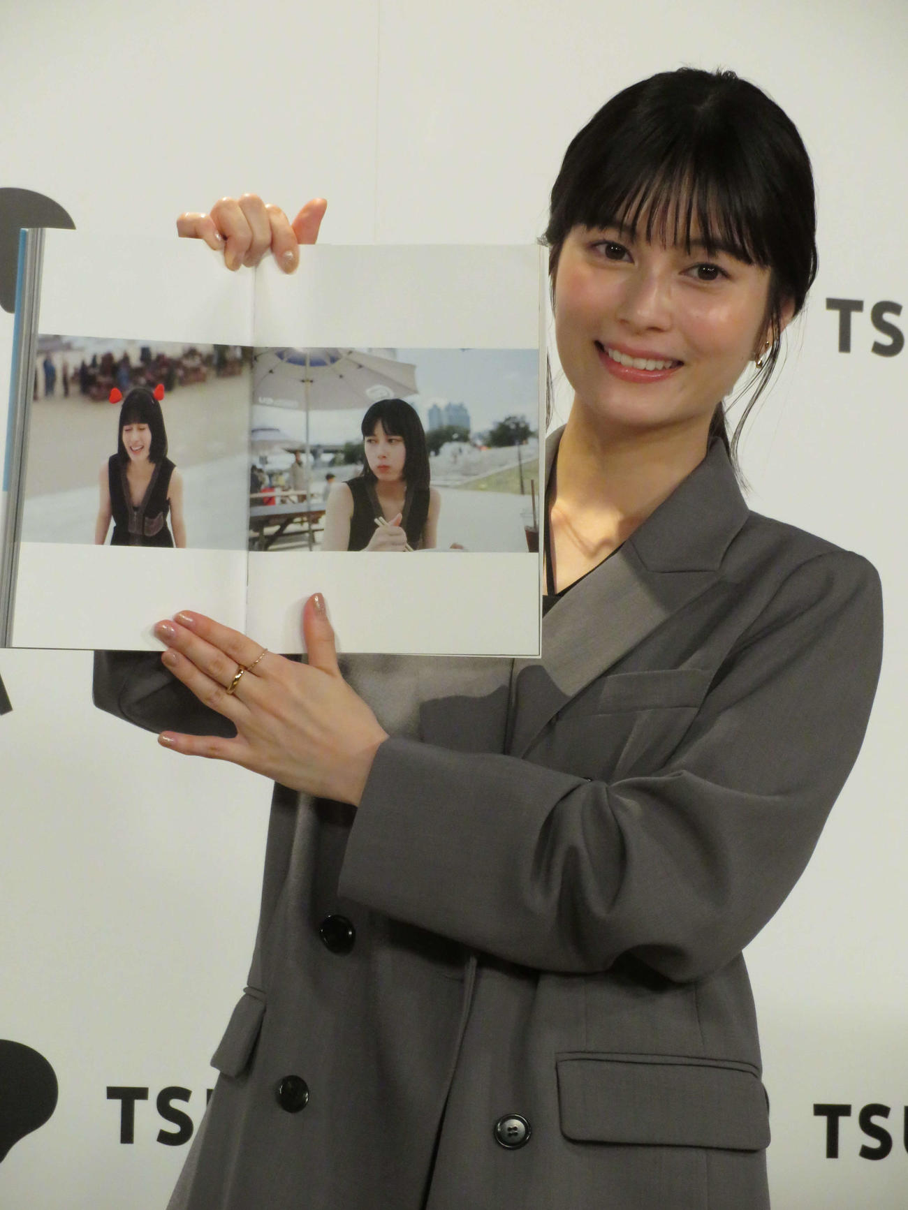 4冊目の写真集「人　隣」発売記念会見に出席し、お気に入りカットを披露する大久保桜子
