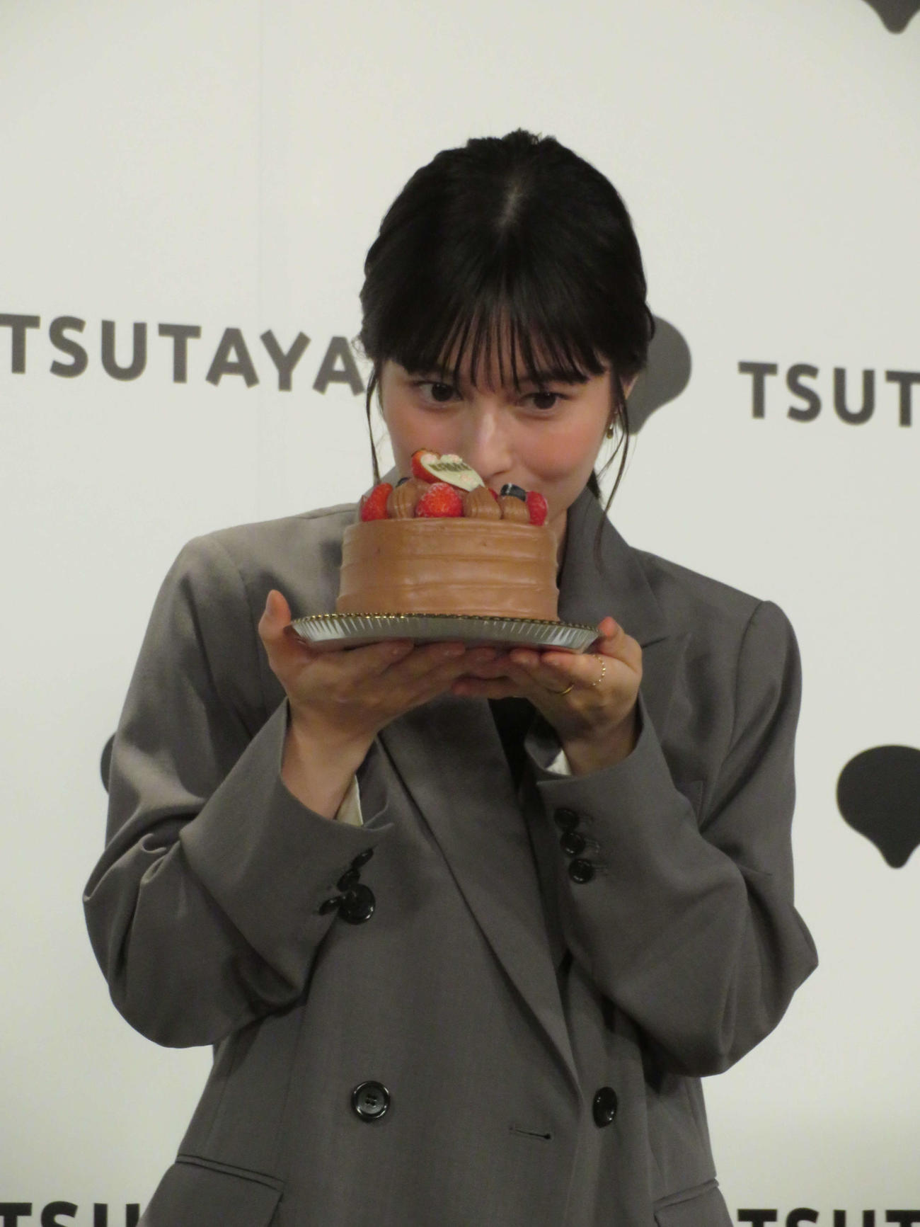 サプライズのバースデーケーキに喜ぶ大久保桜子