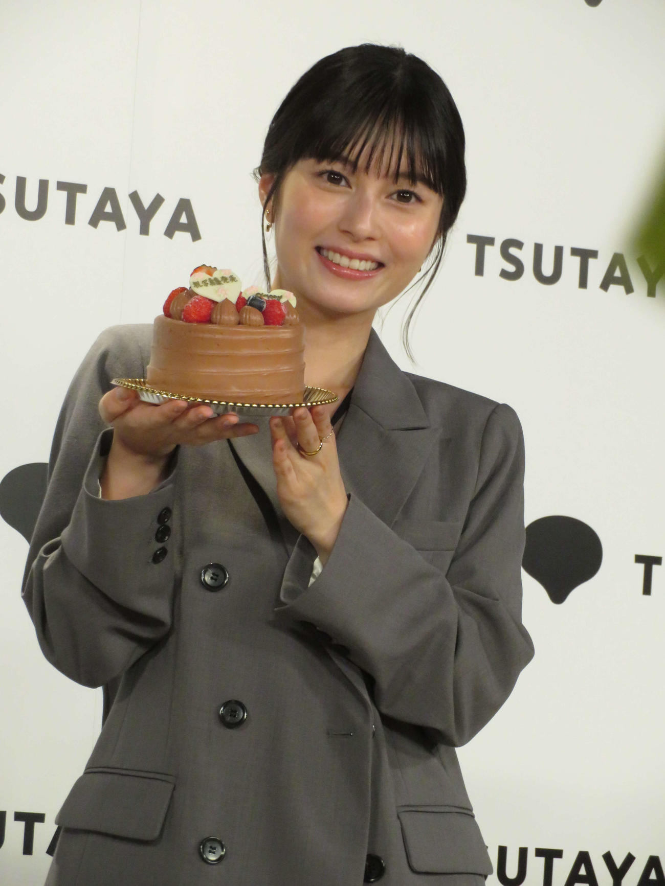 サプライズのバースデーケーキに喜ぶ大久保桜子