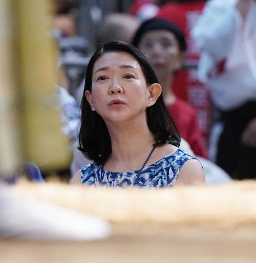 「紺野美沙子さん」トレンド入り　大相撲名古屋場所のNHK中継に映り込む元祖スー女にSNS歓喜