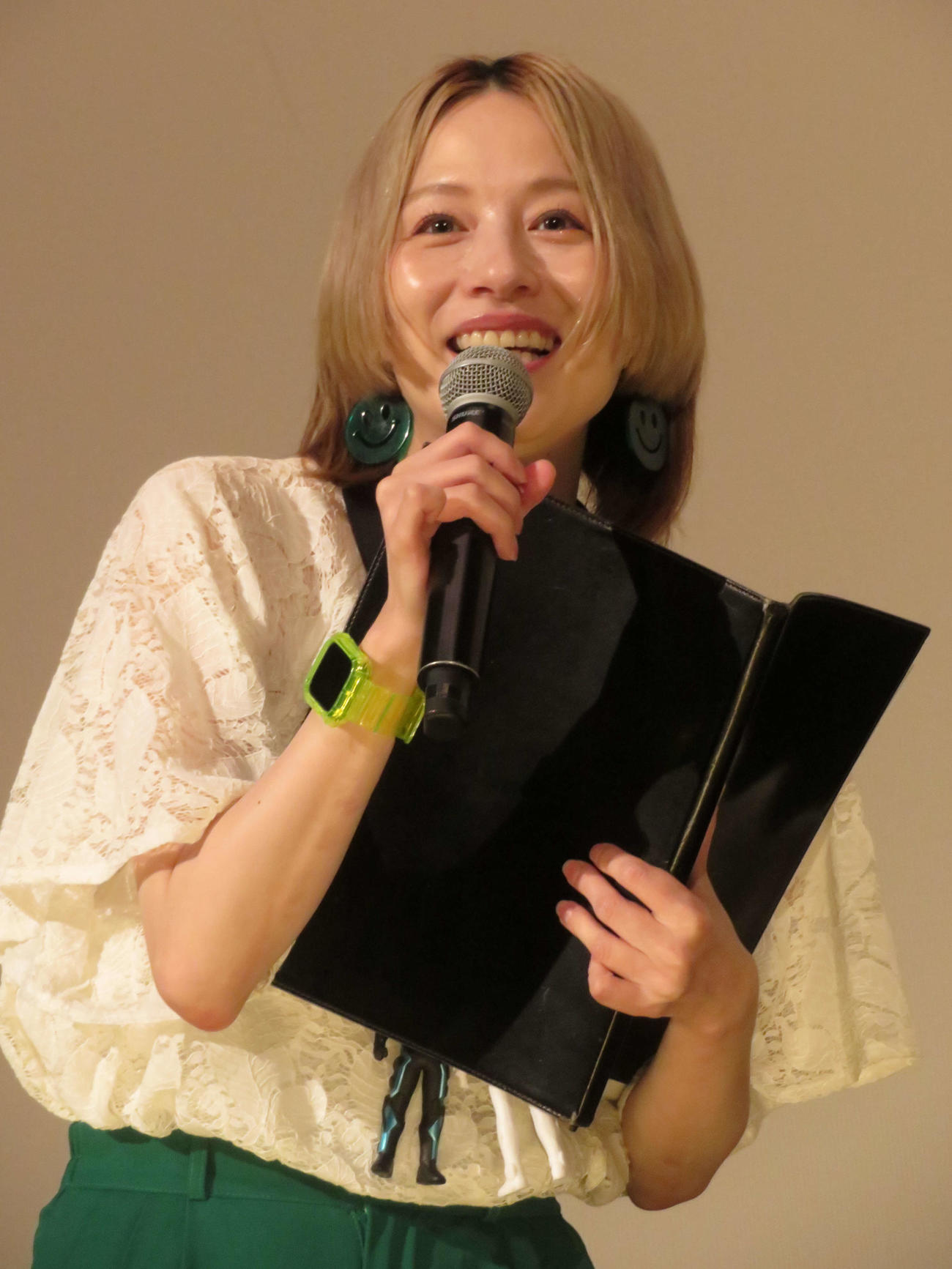 「仮面ライダーガッチャード　ザ・フューチャー・デイブレイク」「爆上戦隊ブンブンジャー　劇場　BOON！　プロミス・ザ・サーキット」親子でガッチャ！　バクアゲ先行上映で子どもたちに笑顔を振りまく司会の宮島咲良（撮影・村上幸将）