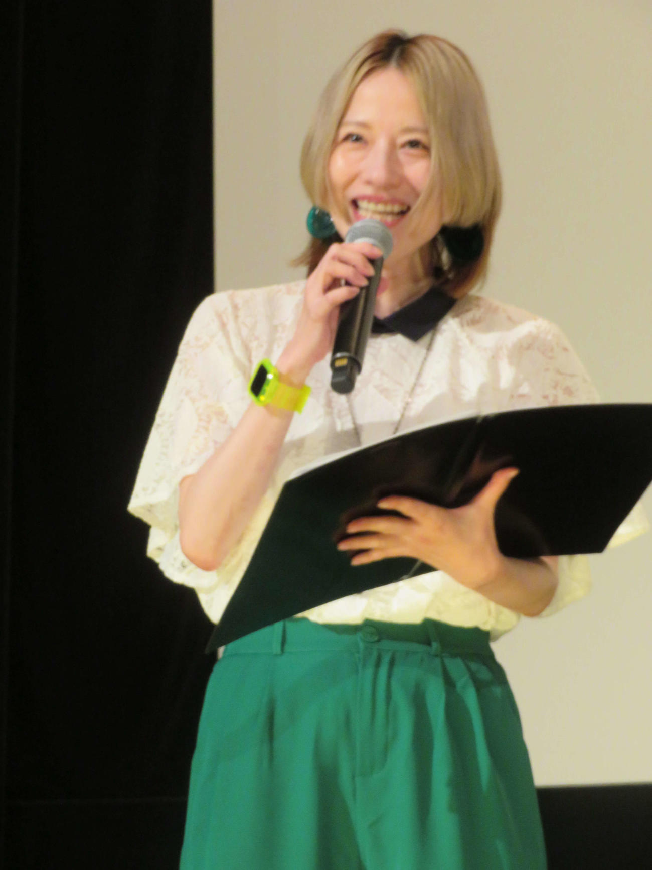 「仮面ライダーガッチャード　ザ・フューチャー・デイブレイク」「爆上戦隊ブンブンジャー　劇場　BOON！　プロミス・ザ・サーキット」親子でガッチャ！　バクアゲ先行上映で子どもたちに笑顔を振りまく司会の宮島咲良（撮影・村上幸将）