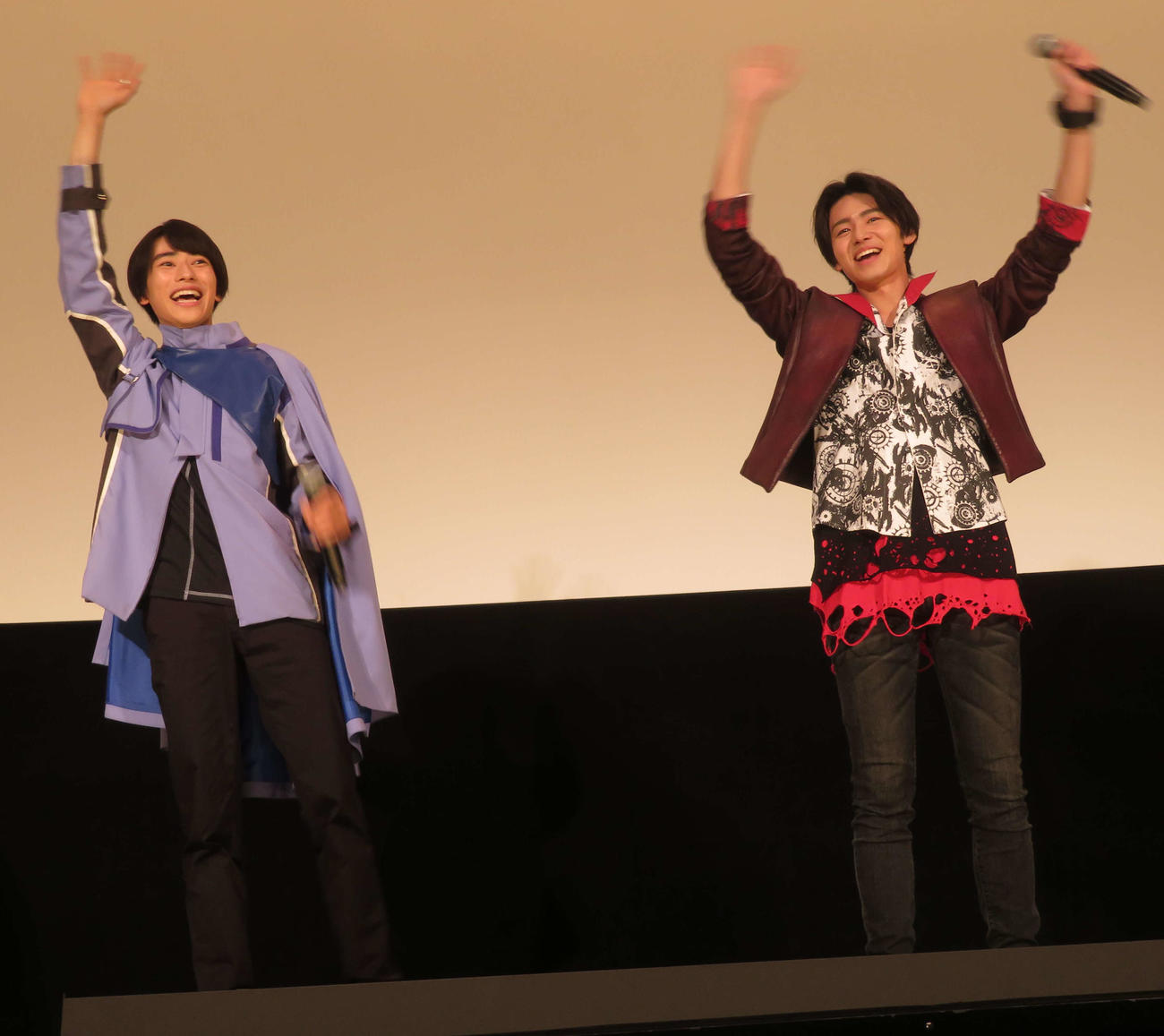 「仮面ライダーガッチャード　ザ・フューチャー・デイブレイク」「爆上戦隊ブンブンジャー　劇場　BOON！　プロミス・ザ・サーキット」親子でガッチャ！　バクアゲ先行上映で子どもたちに手を振る本島純政（左）と井内悠陽（撮影・村上幸将）