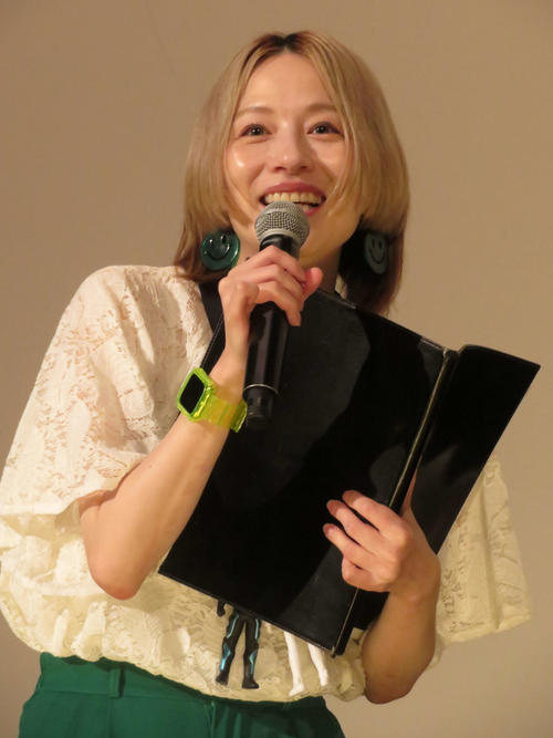 特撮司会で人気の宮島咲良、“お姉さんトーク”で戦隊もの映画先行上映イベント温かく盛り上げる