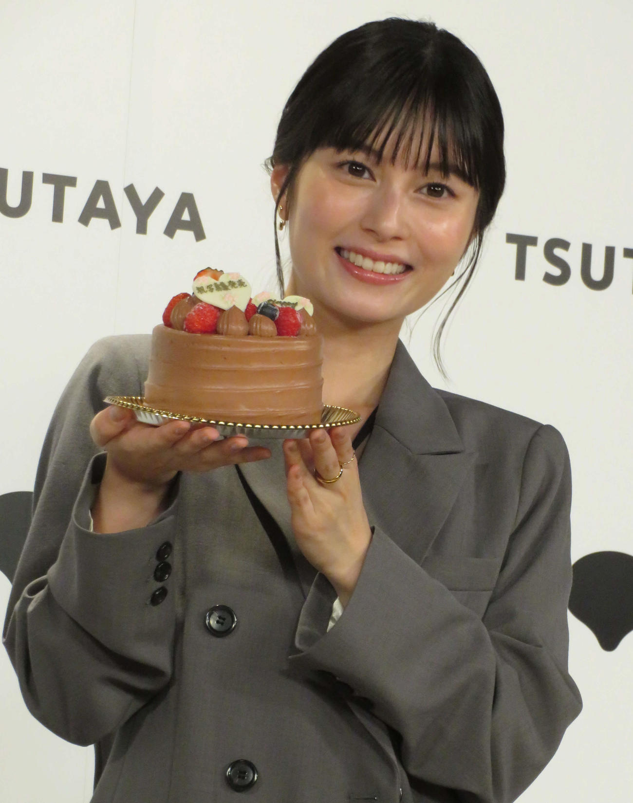サプライズのバースデーケーキに喜ぶ大久保桜子