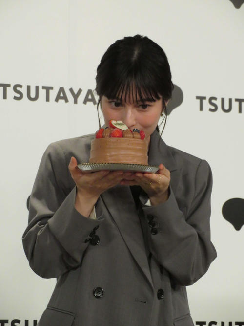 大久保桜子「人生で初めてクラブに行かせてもらった。お酒を飲んでいる写真も」韓国の撮影で