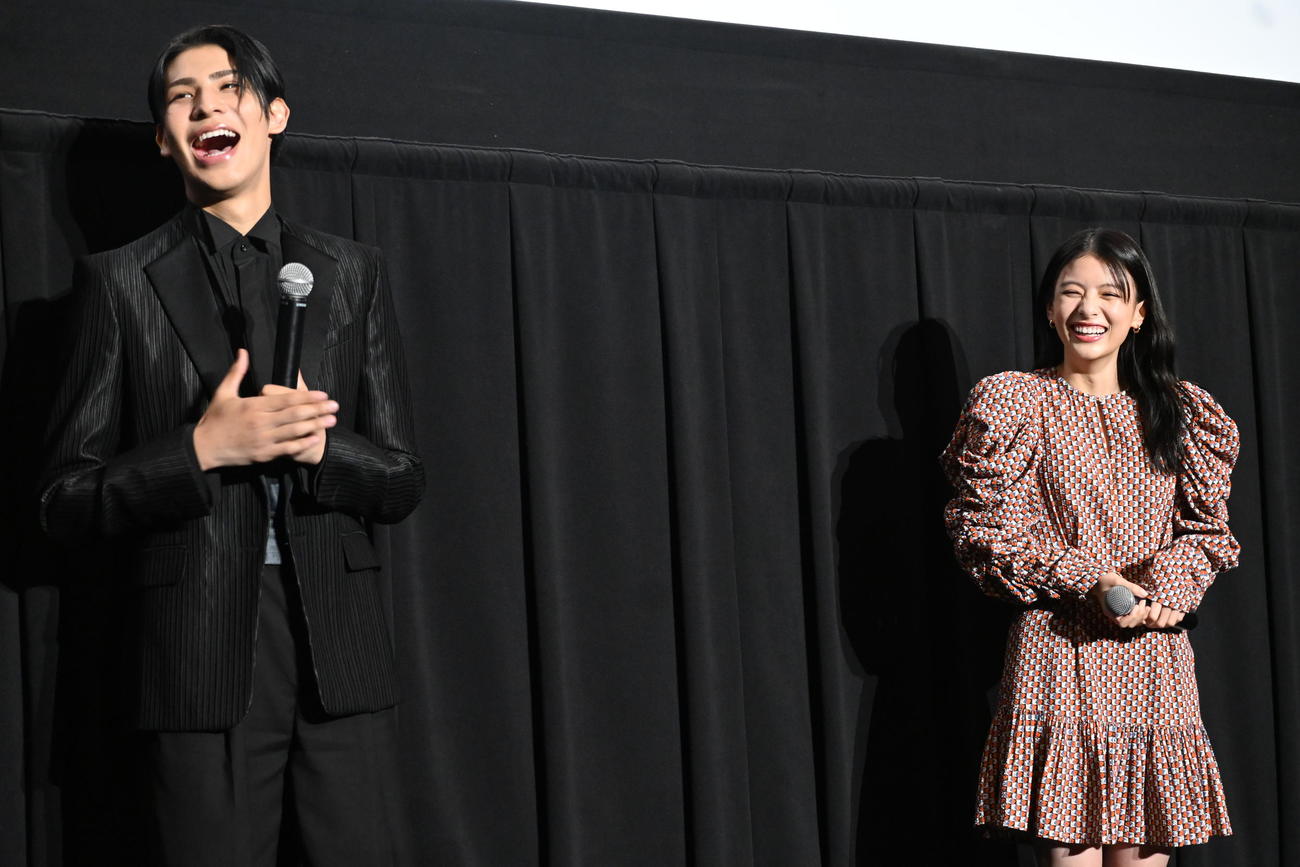 サプライズで大阪での舞台あいさつに登場したラウール（左）と出口夏希（撮影・松浦隆司）