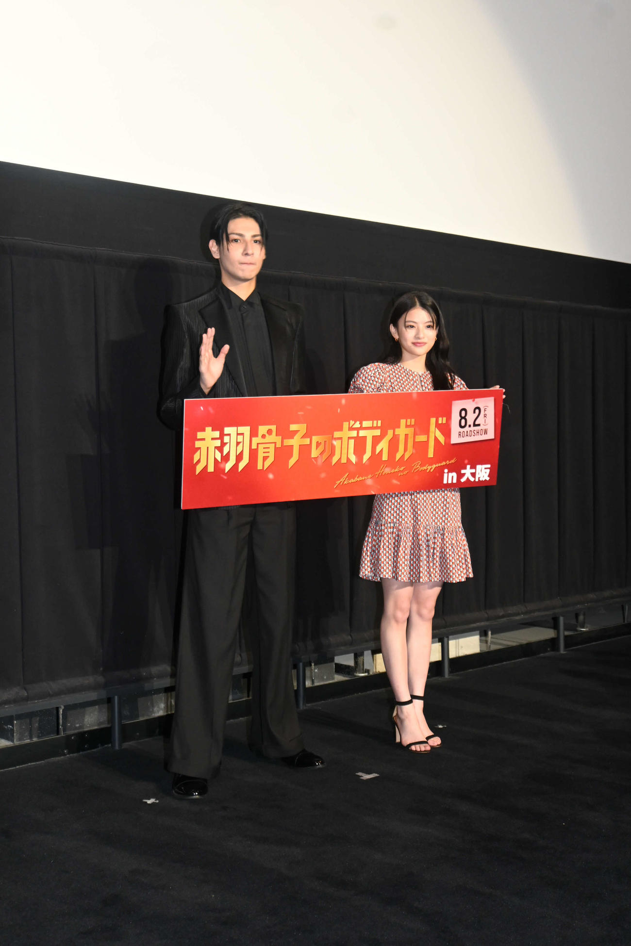 サプライズで大阪での舞台あいさつに登場したラウール（左）出口夏希（撮影・松浦隆司）