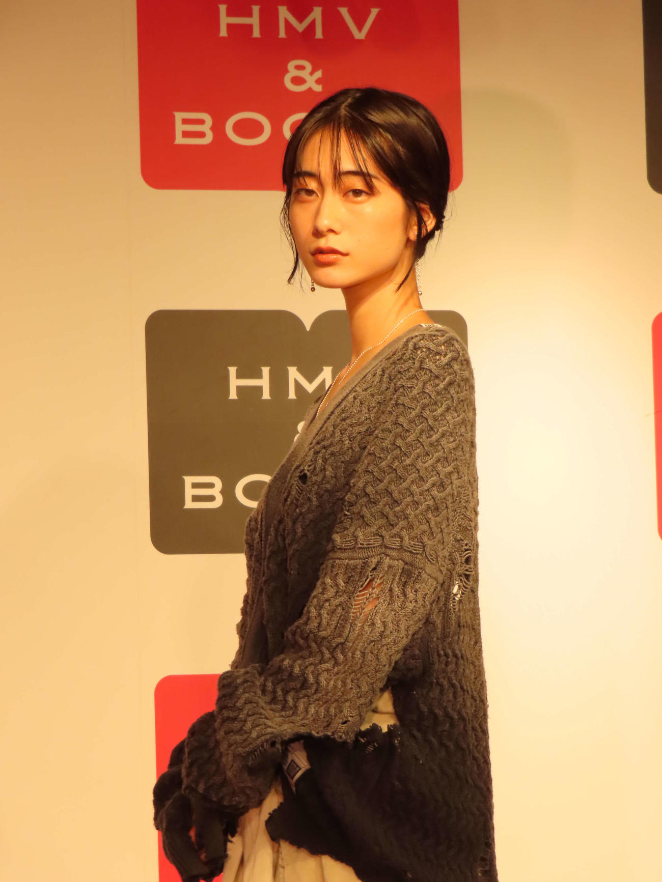 写真集発売記念記者会見に臨んだExWHYZのmikina