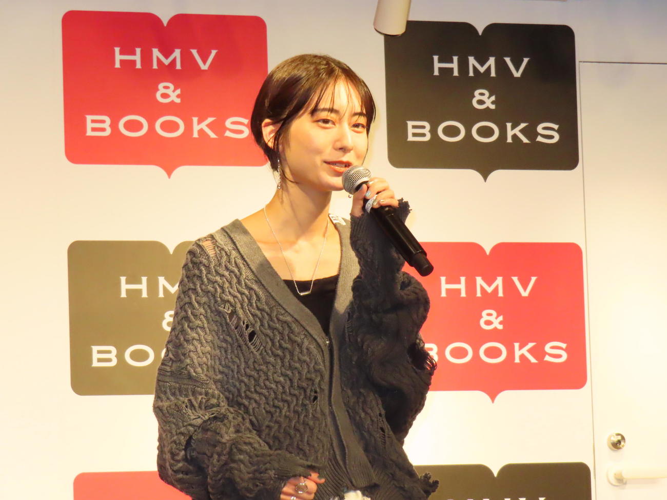 写真集発売記念記者会見に臨んだExWHYZのmikina
