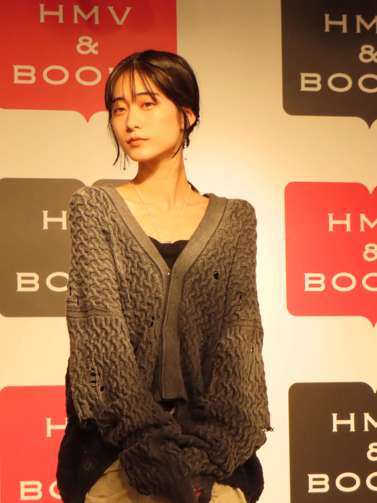写真集発売記念記者会見に臨んだExWHYZのmikina