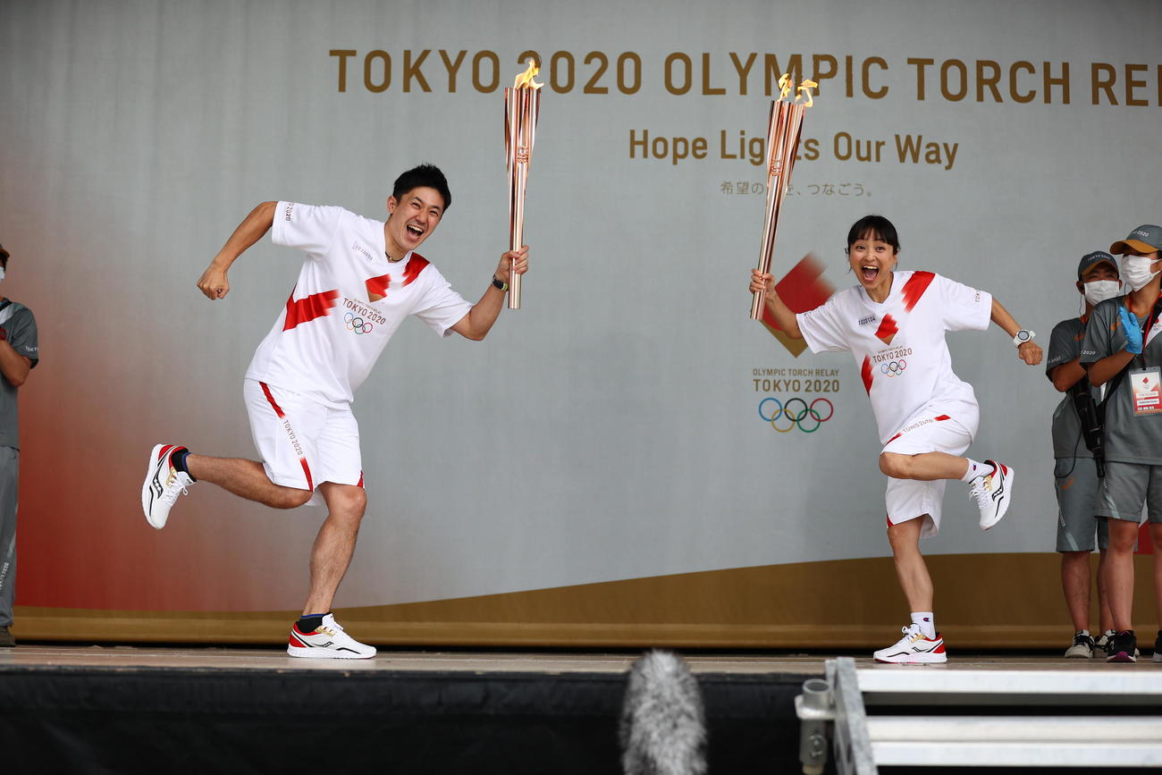 聖火ランナーを務めた俳優の森渉（左）。右は次走者で妻の金田朋子（2021年7月撮影）