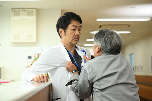 健作は江森を“人殺し”だと触れ回り、院内は一時騒然に／「マウンテンドクター」第３話あらすじ