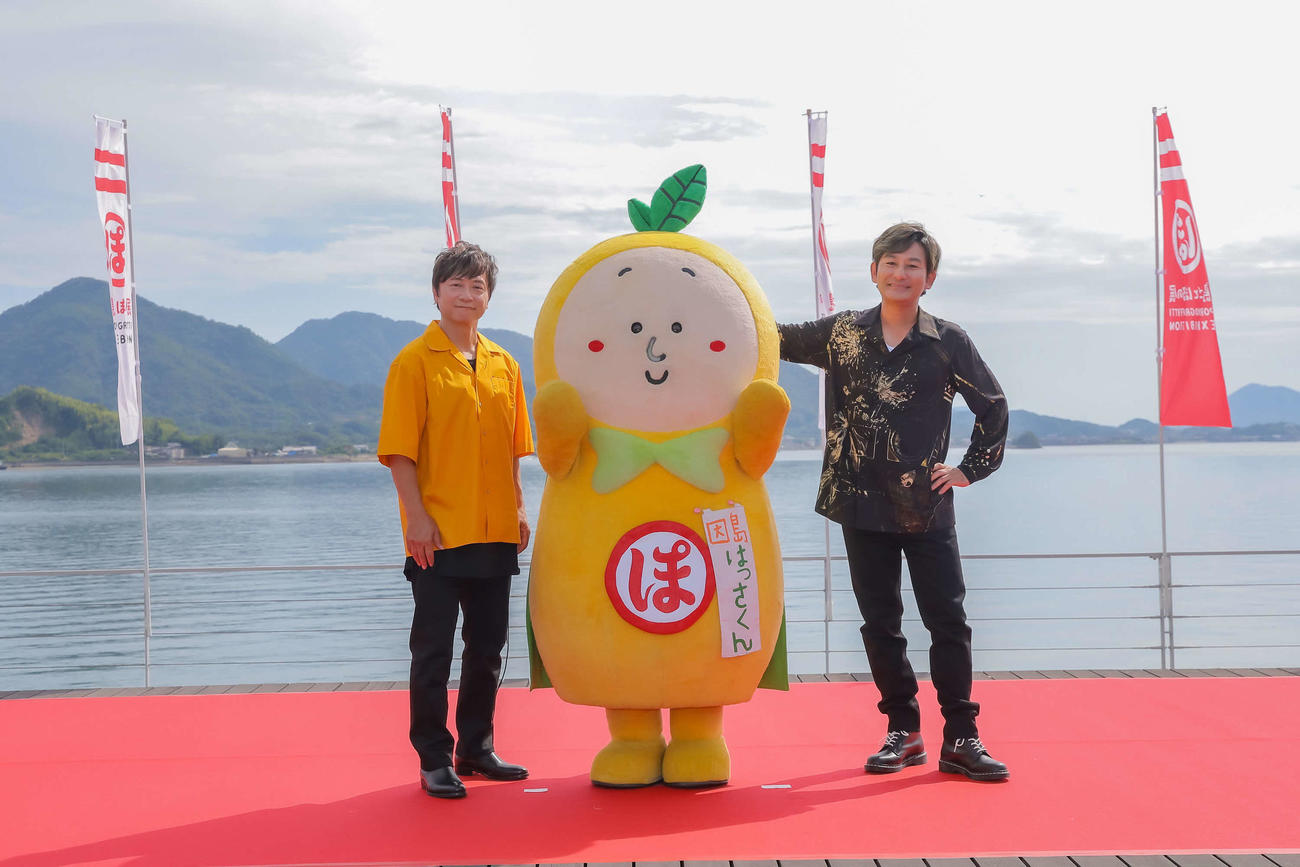 「島ごとぽるの展」オープニングセレモニーでサプライズで登場した、左からポルノグラフィティ岡野昭仁、はっさくん、新藤晴一