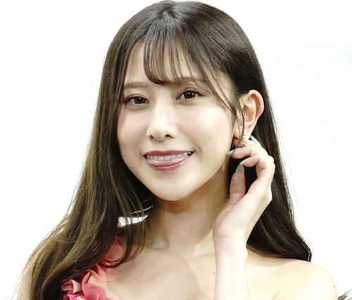 レースクイーン名取くるみ、デコルテあらわな姿でビールを手に「ついつい飲みすぎちゃった」