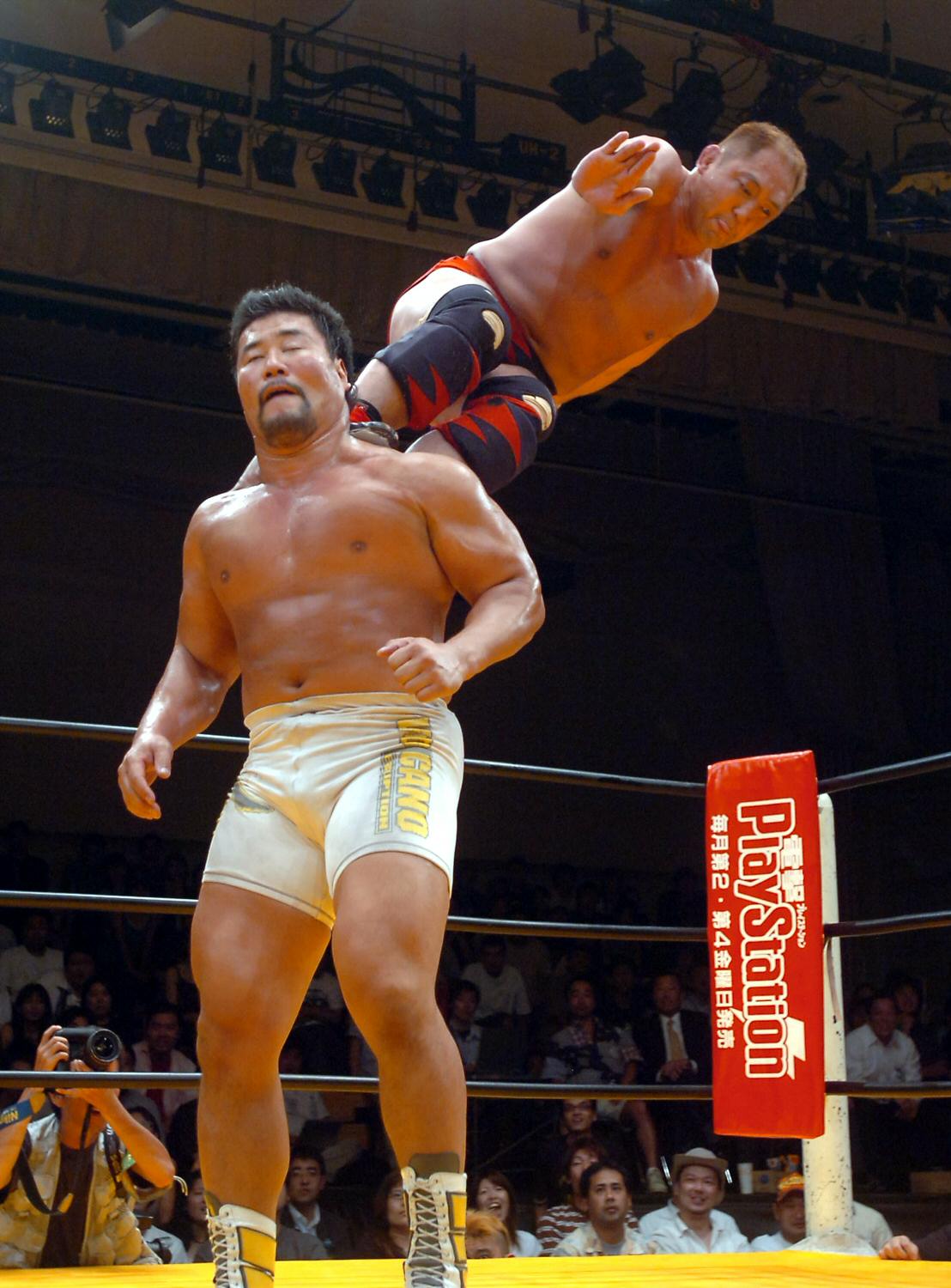 佐々木健介にドロップキックを浴びせる大谷晋二郎（2005年撮影）