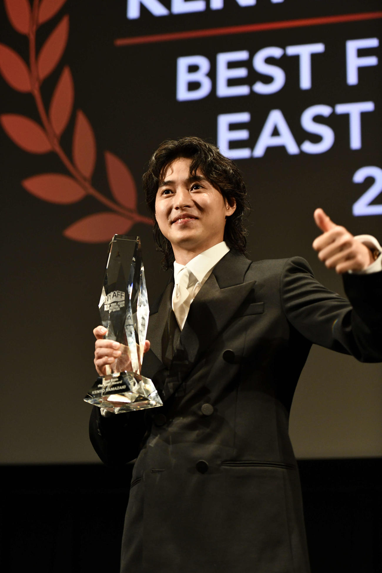 ニューヨーク・アジアン映画祭で、日本人初の「The Best from the East Award」を受賞し、トロフィーを手にする山崎賢人
