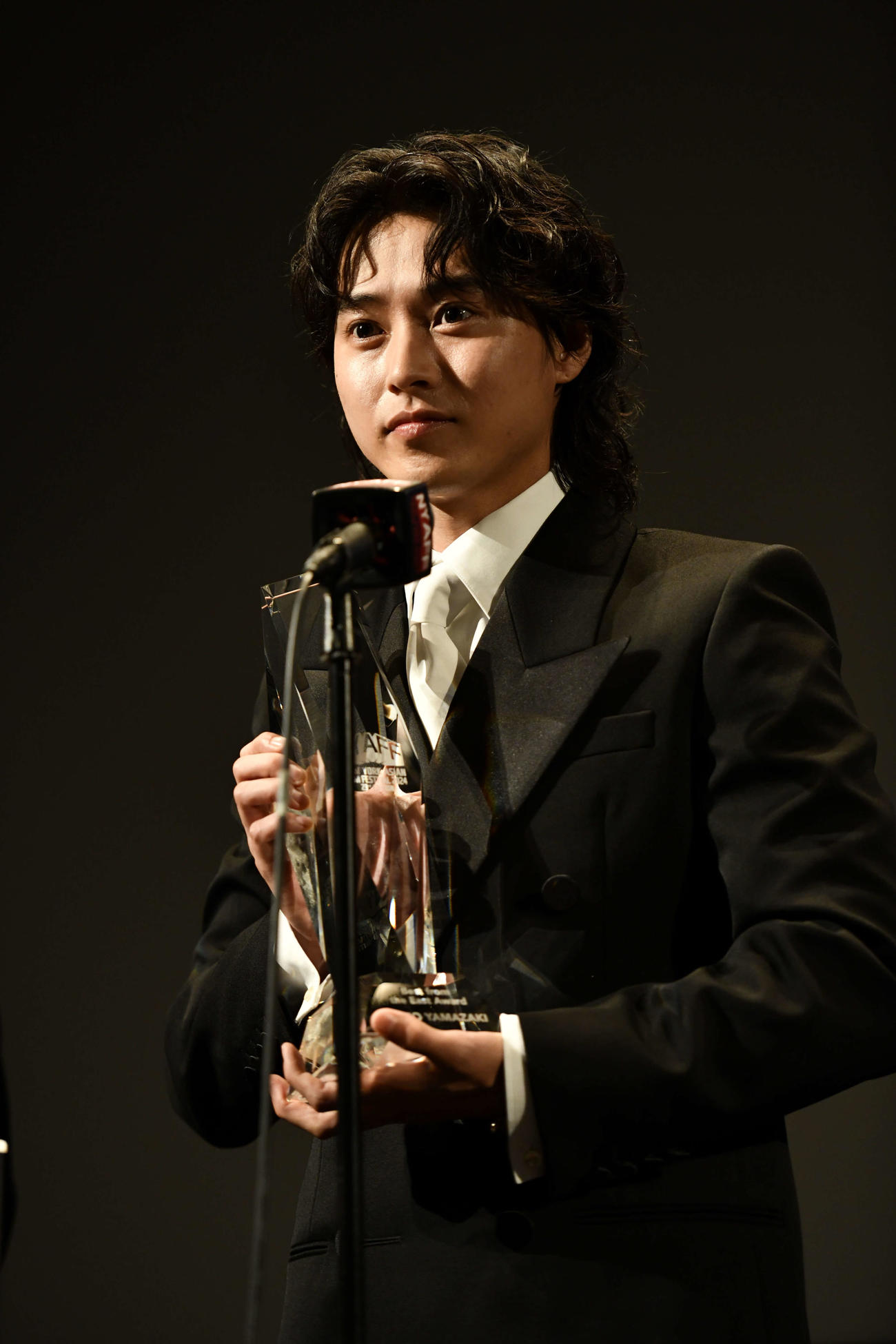 ニューヨーク・アジアン映画祭で、日本人初の「The Best from the East Award」を受賞し、トロフィーを手にした山崎賢人