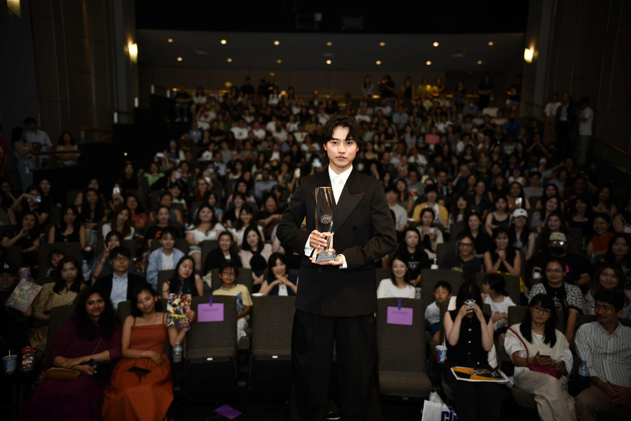 ニューヨーク・アジアン映画祭で、日本人初の「The Best from the East Award」を受賞し、トロフィーを手にした山崎賢人