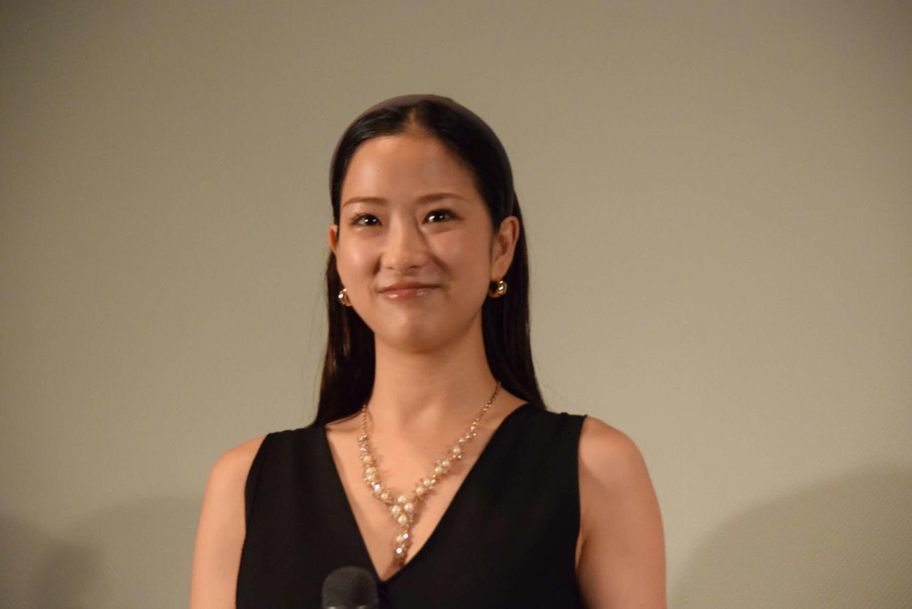 映画「私が俺の人生！？」の舞台あいさつに登場した星野奈緒（撮影・阪口孝志）