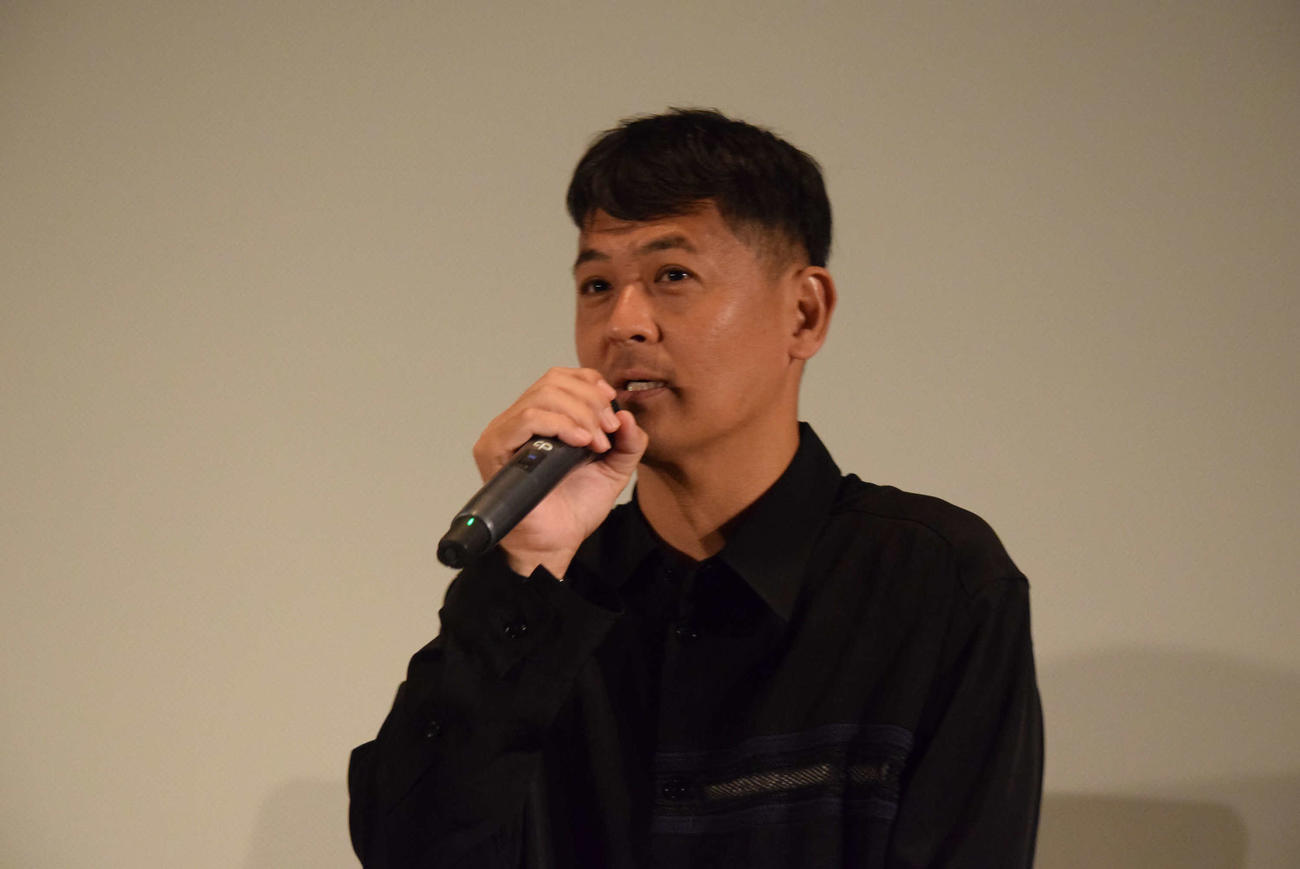 映画「私が俺の人生！？」の舞台あいさつに登場した中前勇児監督（撮影・阪口孝志）