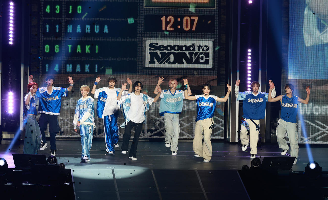 圧巻のパフォーマンスで観客を魅了する＆TEAM。左からNICHOLAS、JO、HARUA、EJ、FUMA、YUMA、MAKI、TAKI、K（撮影・中島郁夫）