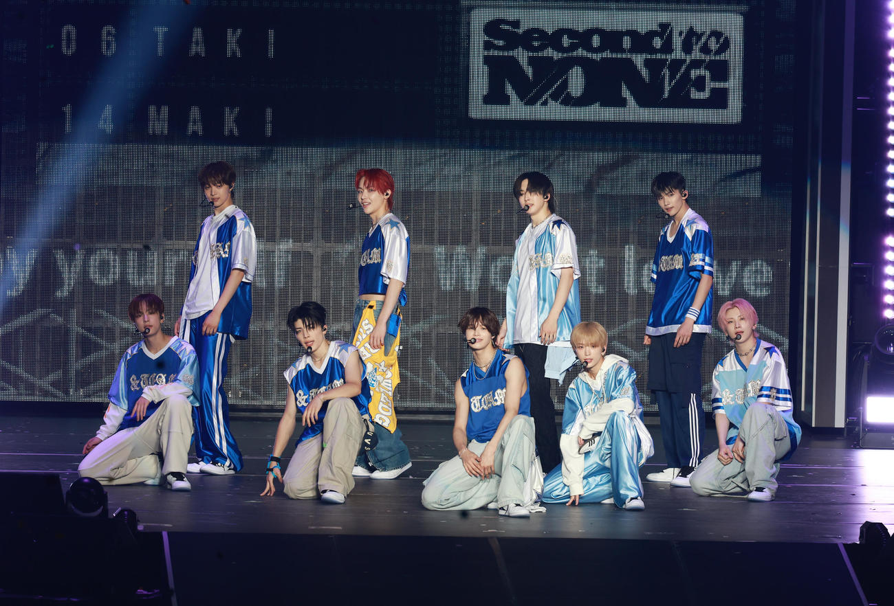圧巻のパフォーマンスで観客を魅了する＆TEAM。前列左からTAKI、MAKI、K、HARUA、YUMA、後列左からEJ、NICHOLAS、FUMA、JO（撮影・中島郁夫）