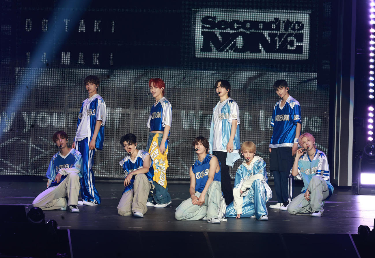 圧巻のパフォーマンスで観客を魅了する＆TEAM。前列左からTAKI、MAKI、K、HARUA、YUMA、後列左からEJ、NICHOLAS、FUMA、JO（撮影・中島郁夫）