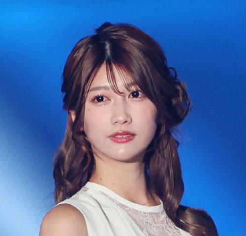 元NMBのABEMAアナ”超タイトミニ美脚”ＪＫ風制服姿に悶絶の声「すげーたまらん」