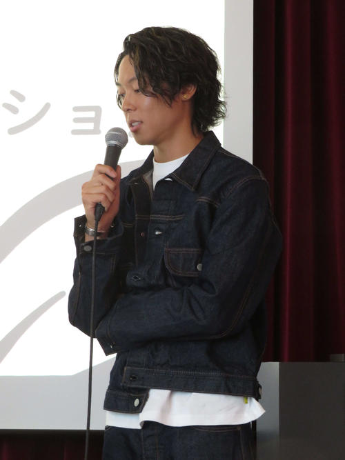ジャンプ金メダリスト小林陵侑、カカオ種皮製デニム着て「良いですね」