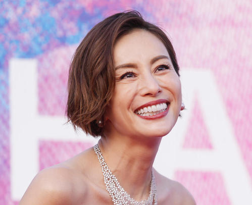 米倉涼子が美人モデルとほお寄せツーショット「また会えた　かわいい妹」お手製グッズも披露