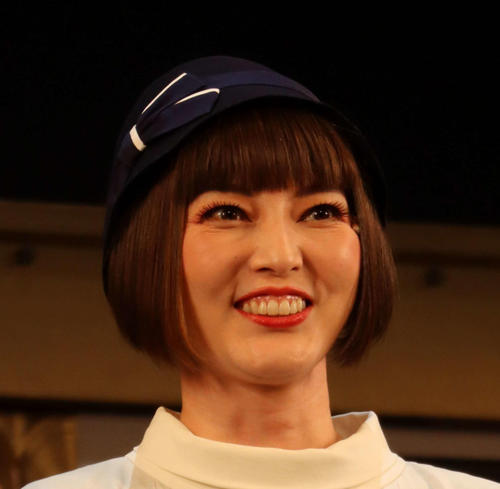 元宙組トップ朝夏まなと「かわいくて見惚れちゃいます」元星組トップ娘役とのラブラブショット