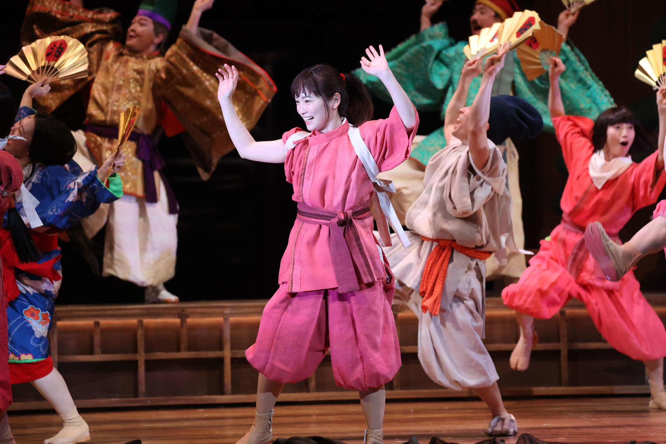 舞台「千と千尋の神隠し」で千尋を演じる川栄李奈（中央）