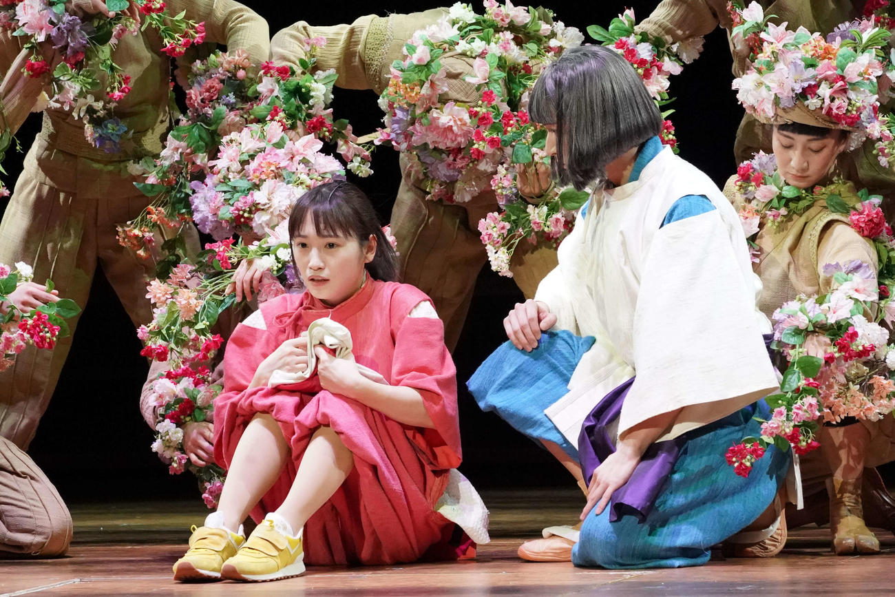 舞台「千と千尋の神隠し」で千尋を演じる川栄李奈（左）
