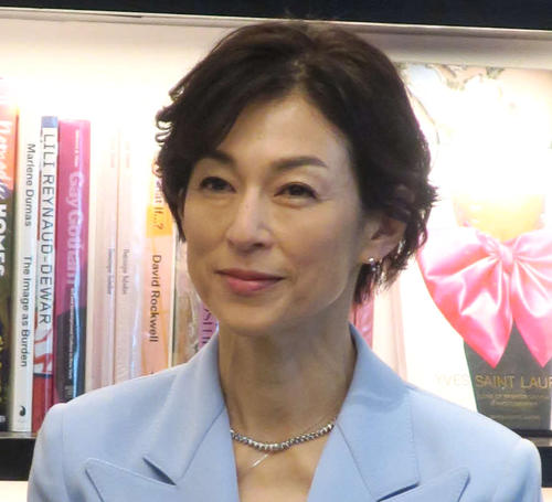 57歳鈴木保奈美「ムキムキ」なドレス姿披露　「理想の体形」「かっこいい」「憧れです」と反響