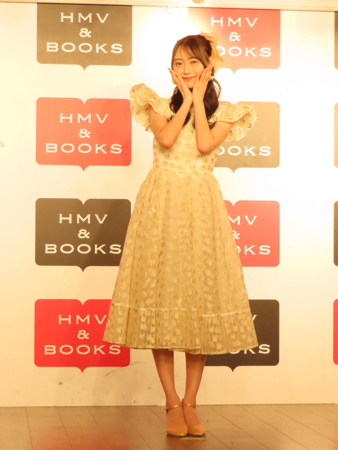 写真集発売記念記者会見に臨んだ乃木坂46弓木奈於