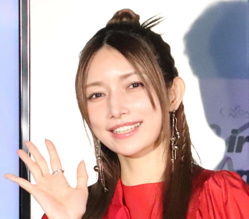 後藤真希が抜群の美脚披露、中国イベントでの衣装姿「ごっちんの生脚をガン見中」