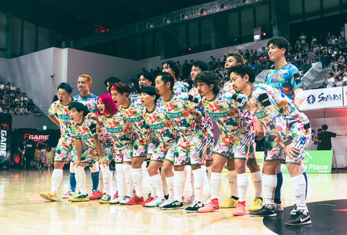 フットサル系人気YouTuberあしざるFCがカフリンガ東久留米に４－２で勝利　新曲も披露